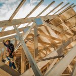 Un charpentier-menuisier en plein chantier, un métier de la construction très demandé au Québec.